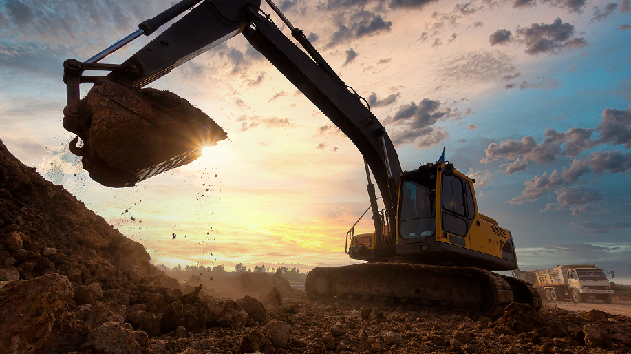 Excavadora trabajando al atardecer en Hontoba Excavadora hidráulica removiendo grandes volúmenes de tierra al atardecer en obra de Hontoba